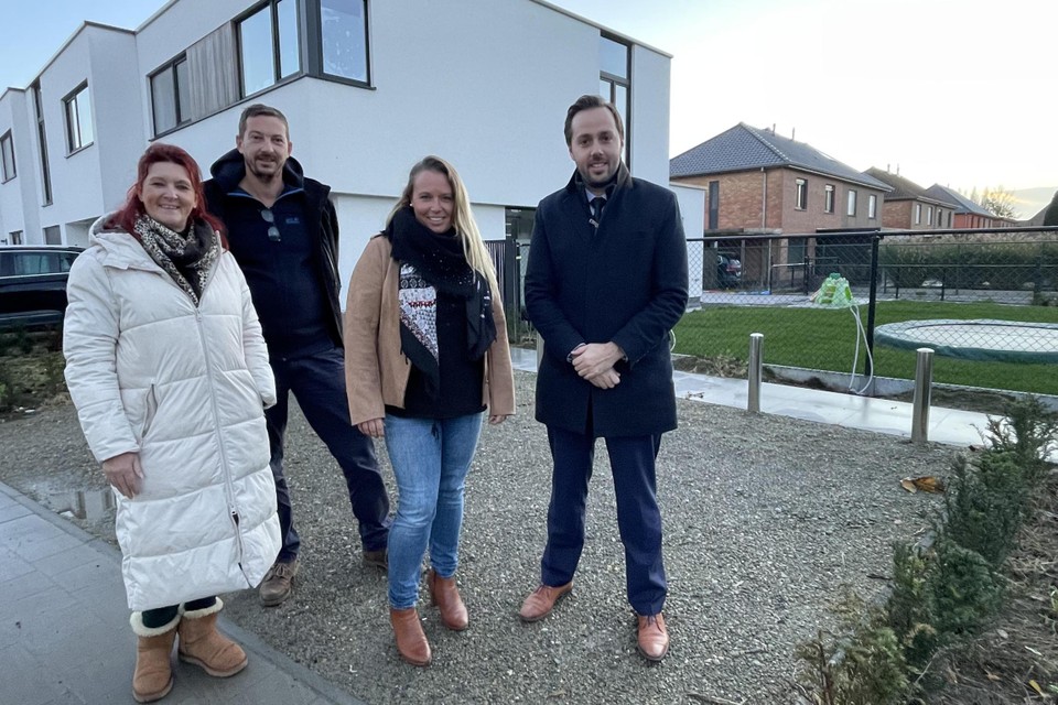 Schepenen Ann Bentein en Wim Gevaert, de nieuwe uitbaatster Thari en burgemeester Gauthier Defreyne zijn bij dat het kinderdagverblijf in de Halve Stepsteenweg op 1 februari de deuren opent. 