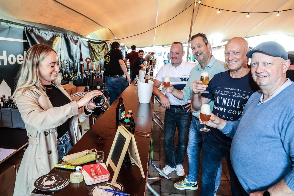 Bierliefhebbers heffen het glas op het streekbierenfestival in Café Hoek-City. 