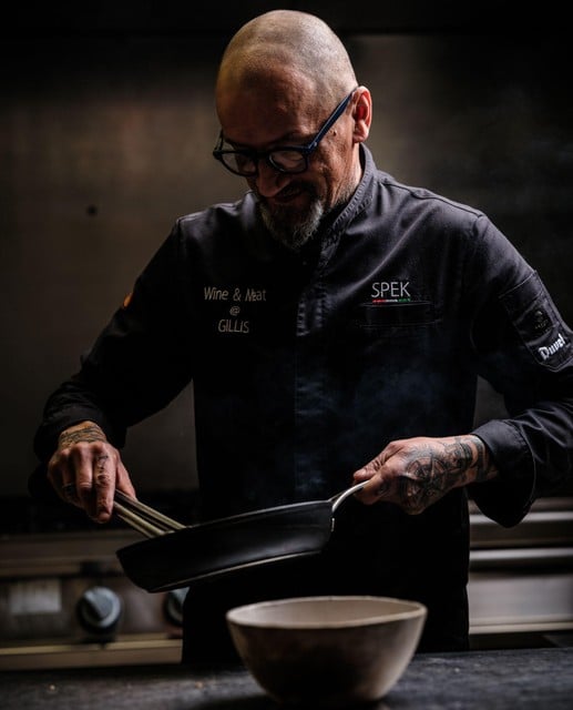 Chef Olivier De Spiegeleire maakt de steaks klaar met aandacht voor een pure smaak.