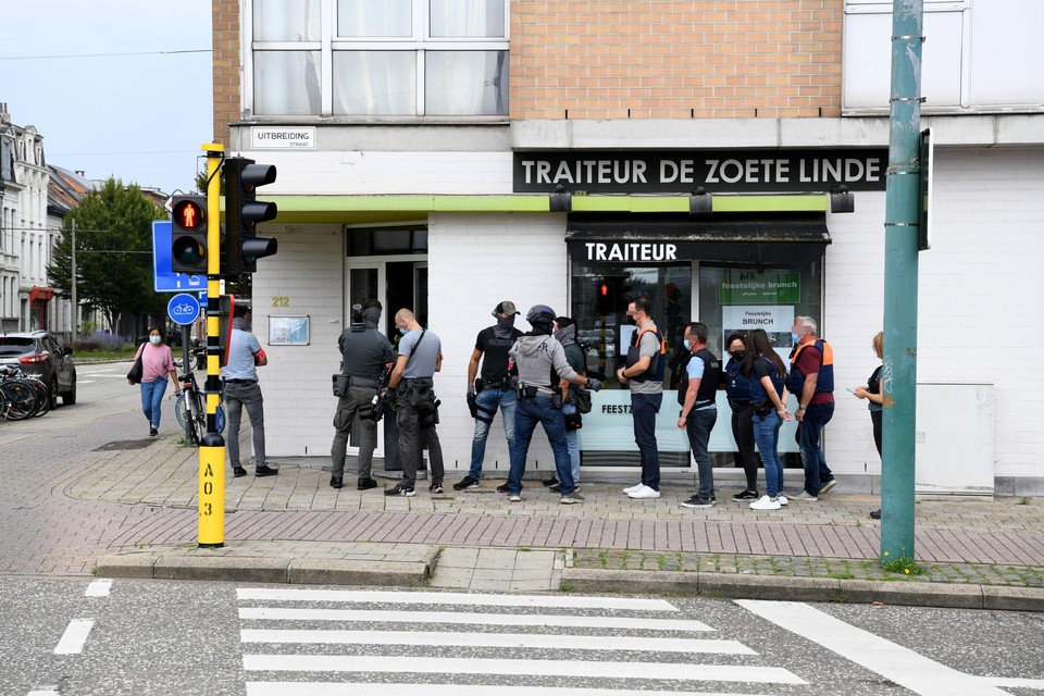 Onder andere agenten van de politiezone Temse-Kruibeke en het snelle reponsteam van de Antwerpse politie konden maandag een man oppakken op de Grote Steenweg in Berchem naar aanleiding van de steekpartij.  