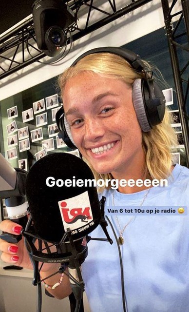 Julie Vermeire bij haar debuut als ochtendstem bij NRJ, afgelopen augustus. Drie maanden later trekt ze er de deur weer achter zich dicht.