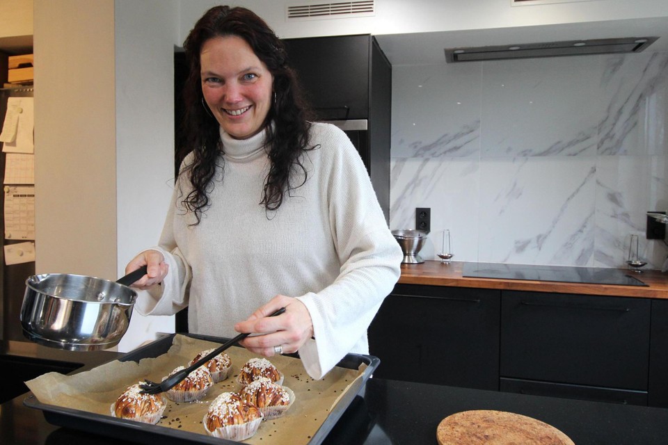 Marie werkt nog enkele kaneelbroodjes af.