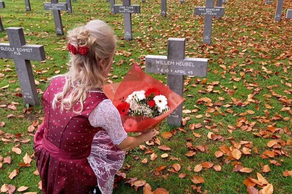 Carrera Neefs legt bloemen op het graf van SS-soldaat Willem Heubel in Nederland. 