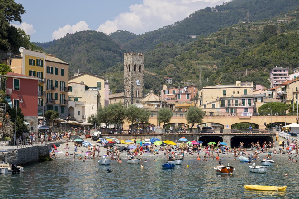 Het strand van Monterosso al Mare barst kan de volkstoeloop niet altijd aan.