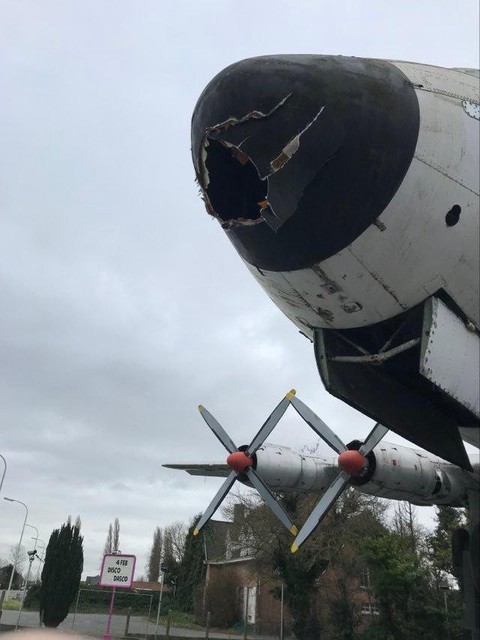 Zowel de propeller als de neus van het legendarische vliegtuig zijn beschadigd.