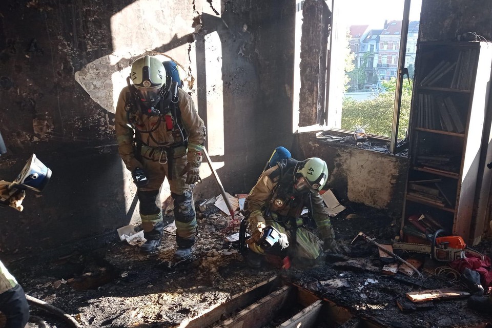 De brand ontstond in de slaapkamer van het gebouw. 