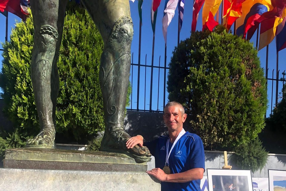 Tony Misman aan de voeten van Leonidas na een vermoeiende loopwedstrijd over 246,1 kilometer. 