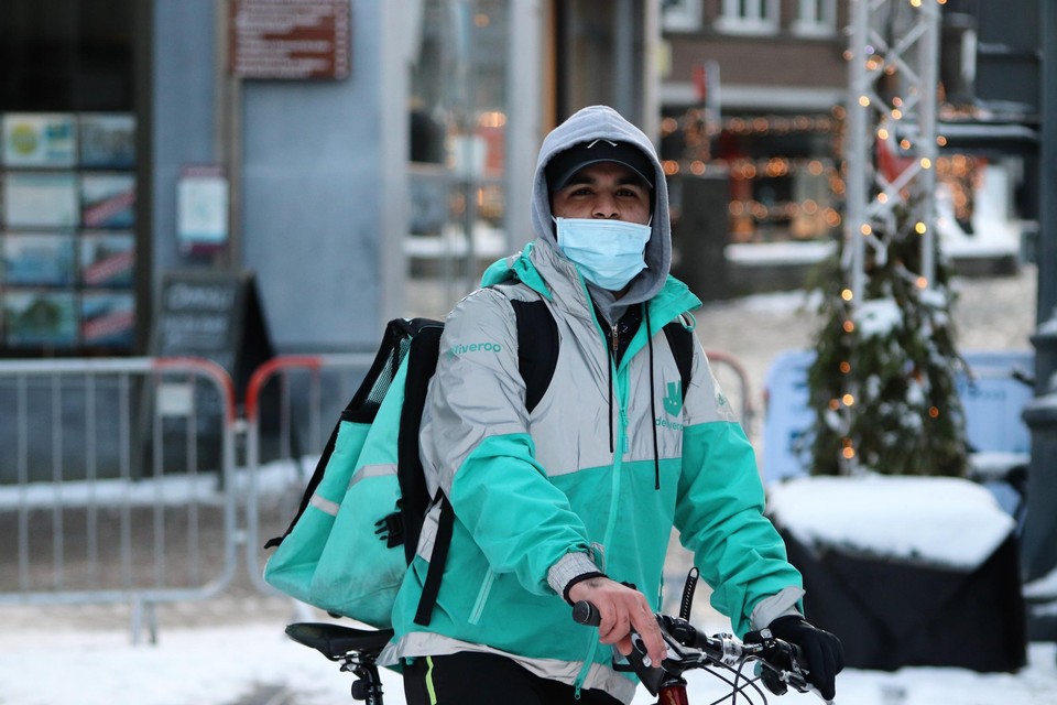 Anouar is fietskoerier voor Deliveroo in Mechelen. “Het is behoorlijk druk. En koud!” 