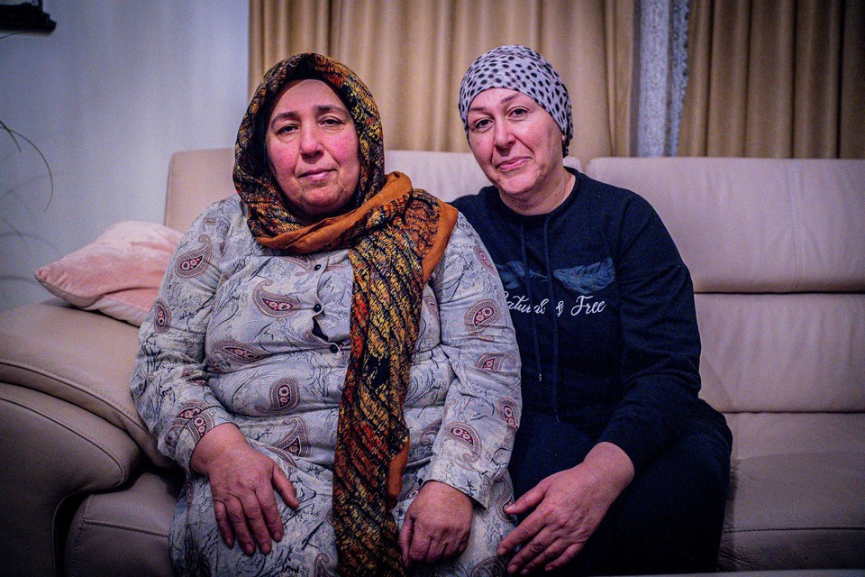 Zussen Kamile (links) en Dilber uit Beringen rouwen om hun familieleden die stierven na de aardbeving in de streek van Kahramanmaras.