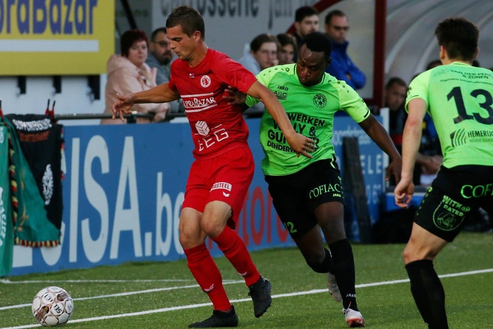 Carlo Damman (rood) houdt bezoeker André Ntambue af.