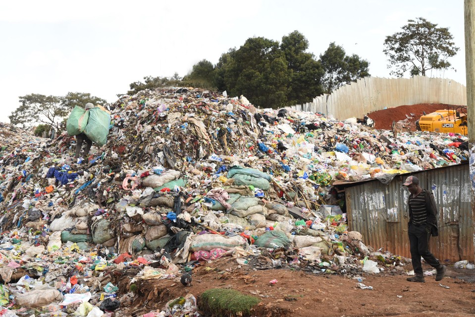 Een vuilnisbelt in Kenia, vol Europese kleding.