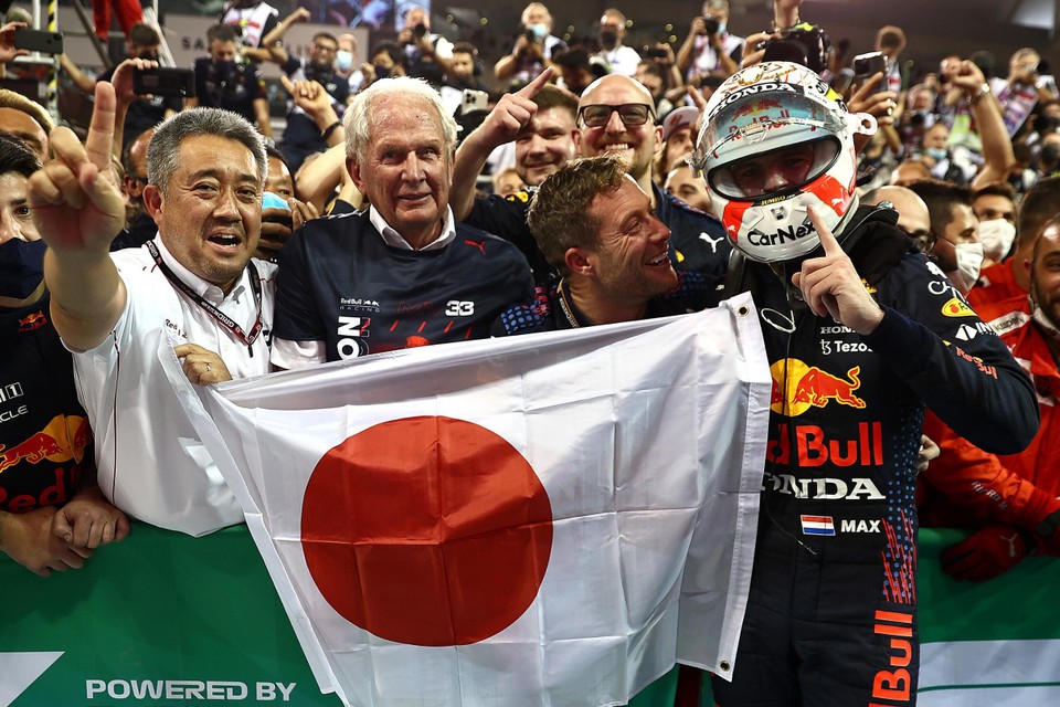Masashi Yamamoto, Helmut Marko en Max Verstappen vieren de wereldtitel 