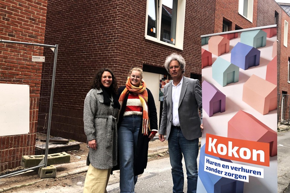 Het Marktverhuurkantoor heet voortaan Kokon. Op de foto verhuurcoördinator Eline Dewinter, communicatieverantwoordelijke Orphee Vanhove en schepen Wout Maddens.