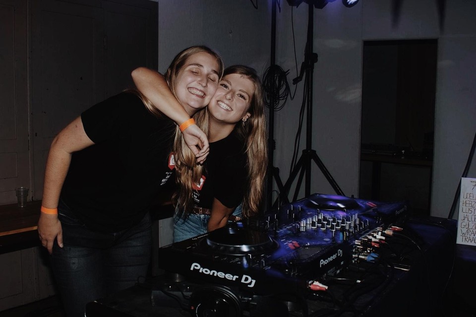 Samen met haar Chirovriendin Bie vormt Maud het dj-duo Bami. “Deze twee wijven draaien de vetste schijven”, zo prijzen ze zichzelf aan op Facebook.