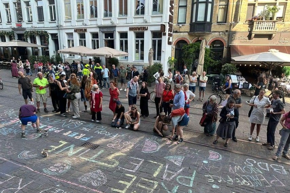 ‘Chalk Protest’ at Gents Stadhuis leads to three PVs: « Agreements are not respected » (Ghent)