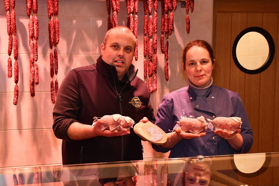 Steven Vanacker en Annelies Vanclooster tonen de zelf gemaakte varkenssalami Smuids Zwientje. 