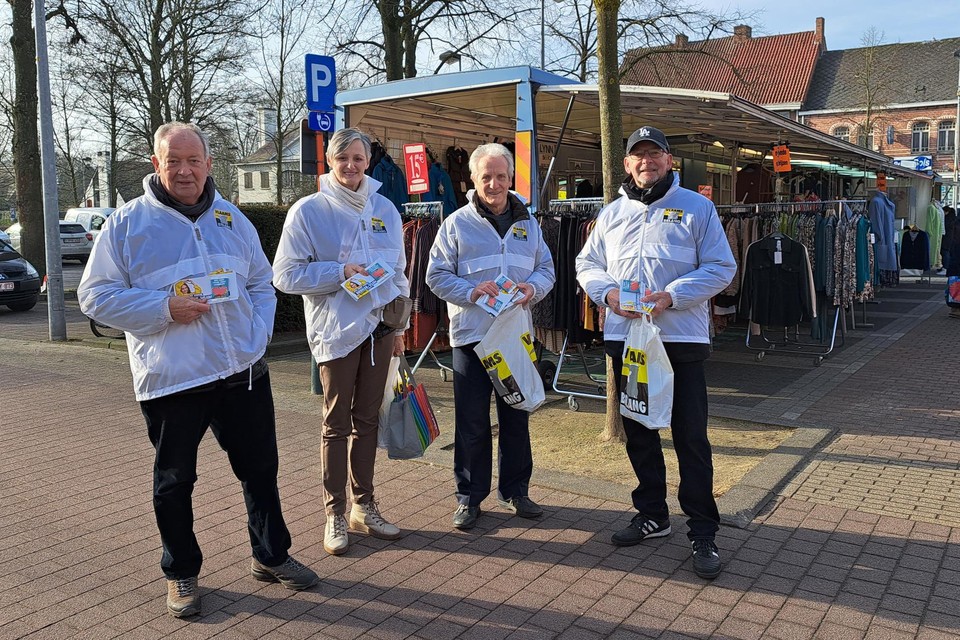 Gemeenteraadslid Jan Van Dijck, voorzitter Ingrid Crynen en nog twee partijleden van Vlaams Belang Beerse-Vlimmeren delen snoep en flyers uit op de woensdagmarkt in Beerse.