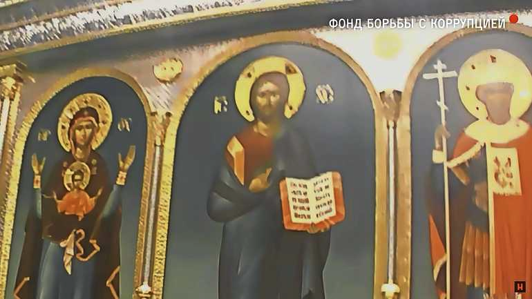 Een triptiek van iconen in de nieuw gebouwde kapel. Afgebeeld zijn (vlnr.) Maria, Jezus Christus en de heilige prins Vladimir.