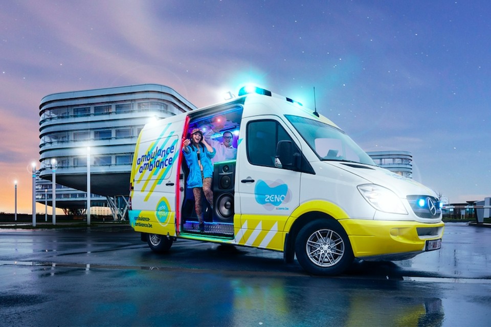 Een oude ziekenwagen werd omgebouwd als ‘ambulance ambiance’ en gaat kandidaten aan hun voordeur ophalen.