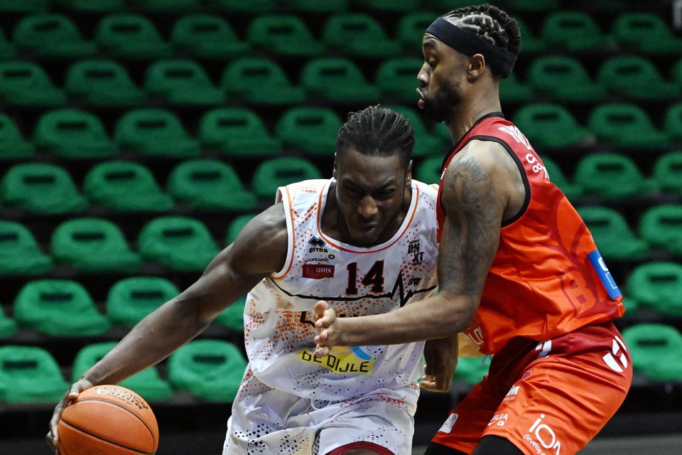 Solomon Young, hier in duel met Levi Randolph, was alomtegenwoordig tegen Oostende.