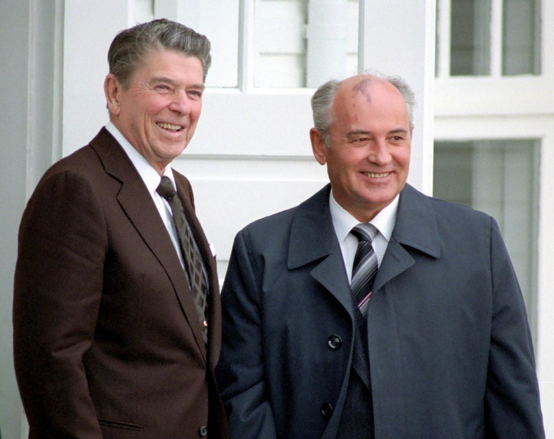 In 1986, op de foto met Amerikaans president Ronald Raegan. Een jaar later zouden ze een akkoord sluiten over het beperken van kernwapens. 
