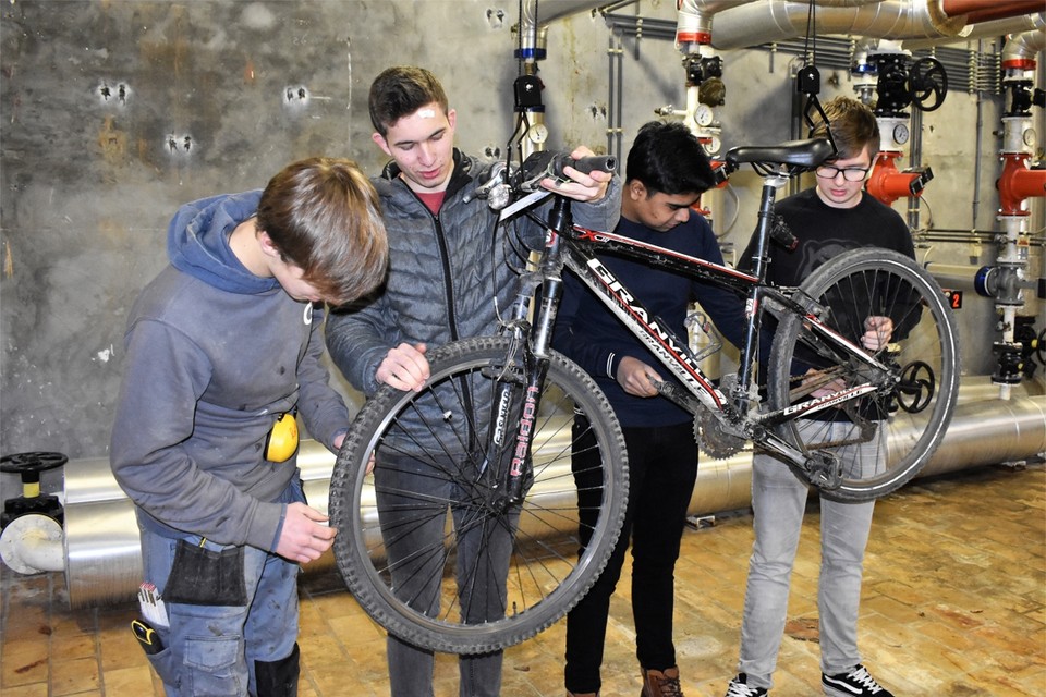 vlot Echt Sinis Leerlingen leren zelf fiets herstellen: “Bandje plakken lukt, maar rem of ketting  vervangen...” (Tielt) | Het Nieuwsblad Mobile