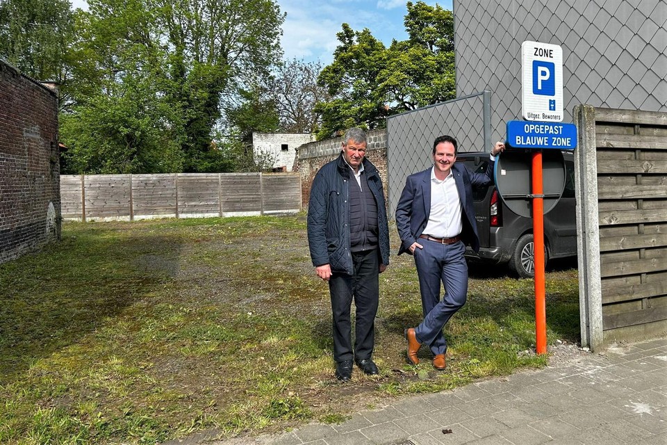 Schepen Geert Moerkerke en burgemeester Francesco Vanderjeugd bij de nieuwe centrumparking in de Ieperstraat.