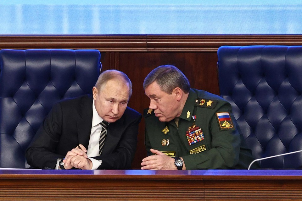 Vladimir Poetin in gesprek met de chef van het leger, generaal Valery Gerasimov. 