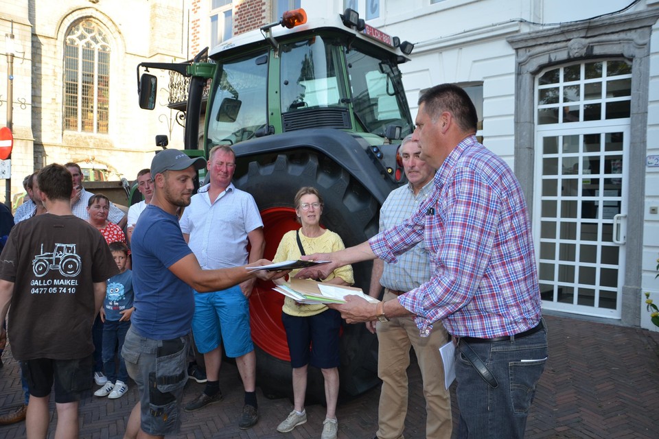 Brakelse boeren overhandigen hun bezwaren tegen het stikstofakkoord aan schepen van Landbouw Peter Vanderstuyf (Open VLD).  