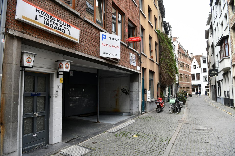 De Kegelkluis bevond zich op de eerste verdieping van dit pand in de Leeuwenstraat.