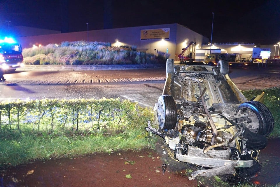 De automobilist knalde over de rotonde en belandde op zijn dak.