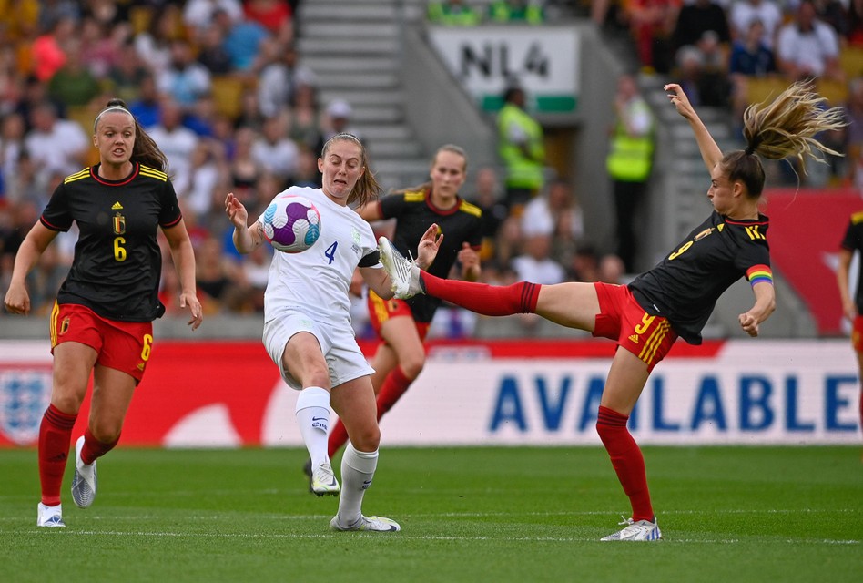 Tessa Wullaert in duel met Keira Walsh tijdens de oefenwedstrijd tussen de Red Flames en Engeland in juni. 