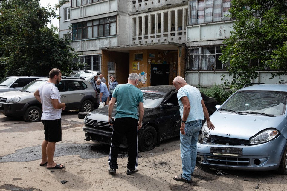In de auto’s voor een appartementsblok in      Saltivka, een van de meest belaagde wijken van Charkov, tonen de gaatjes de restanten van een clusterbom. 