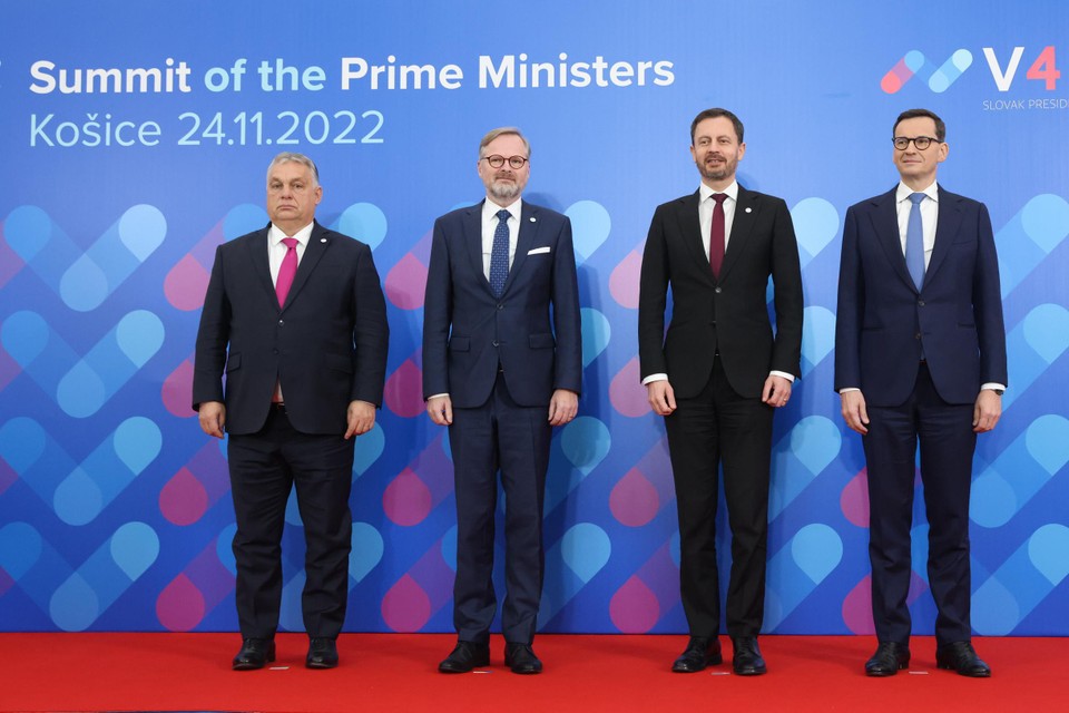 Hongaars premier Viktor Orbán (links) zou donderdag na een bijeenkomst met de regeringsleiders van Slovakije, Polen en Tsjechië hebben gezegd dat zijn regering al een besluit nam over de NAVO-toetreding. 