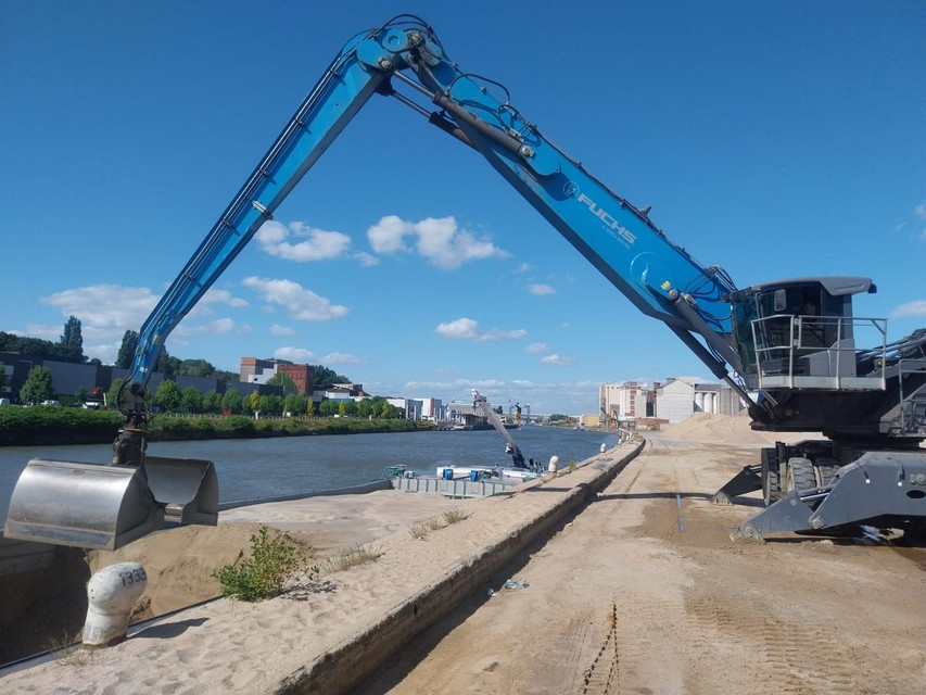 He transports sand and unloads it in Brussels.