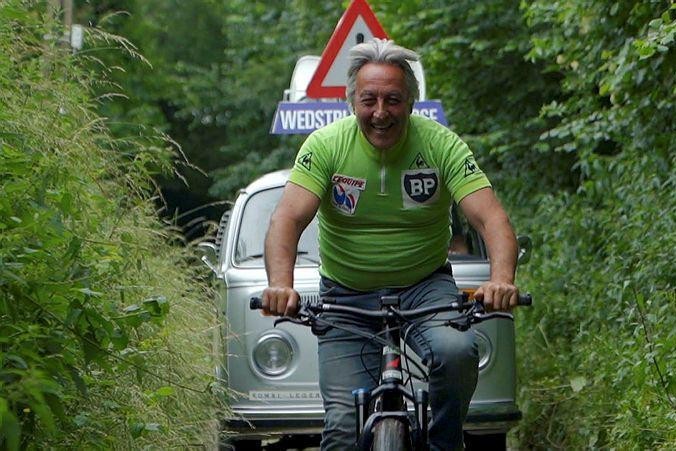 Eddy Planckaert arriveert in zijn groene Tour-trui bij het huis van Goens. 