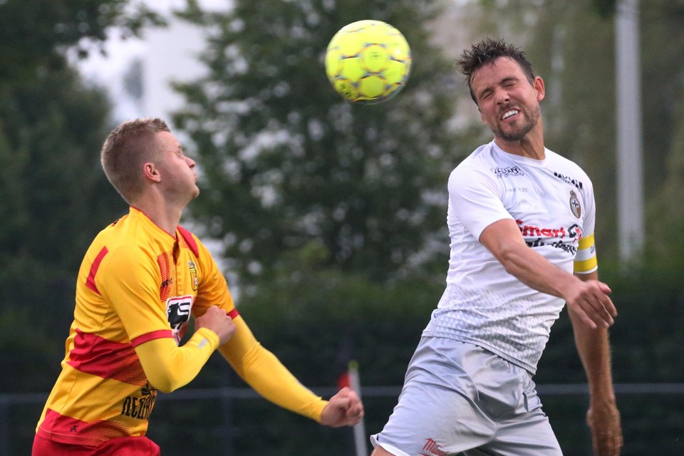 Tom Raes wint het kopduel van Bryan Deloof.