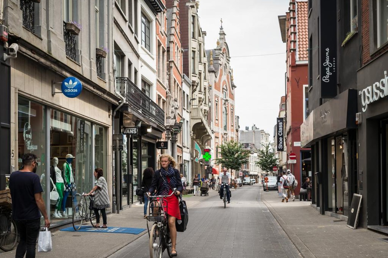 telescoop snelweg Uittreksel Sit-in-actie tegen schrappen van autovrije straat tijdens koopjes (Antwerpen)  | Het Nieuwsblad Mobile