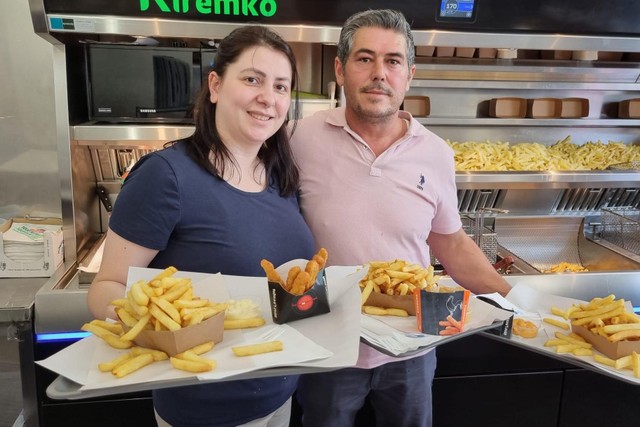 applaus Achtervoegsel theorie Gurbet (39) eet al 30 jaar elke dag frieten: “Met ketchup, mayonaise en  stoofvleessaus. Altijd” (Gent) | Het Nieuwsblad Mobile