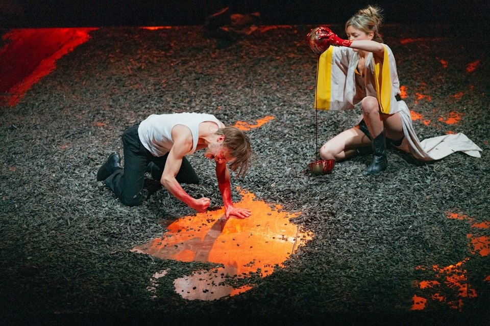 Jonas Vermeulen (als Orestes) en Evelien Bosmans (als Elektra) laten hun emoties de vrije loop. 