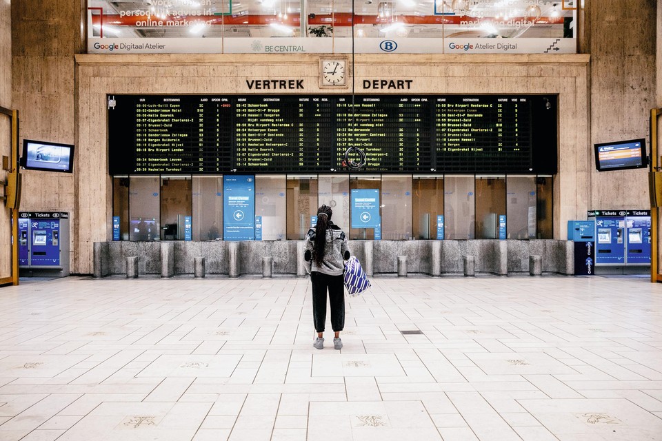 De NMBS ‘raadt haar reizigers aan om hun treinreis goed voor te bereiden’, via de reisplanner op de NMBS-website of -app.