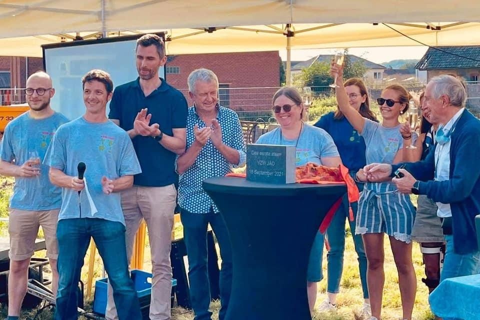 De vzw JAO legde samen met het gemeentebestuur symbolisch de eerste steen van nieuwe lokalen voor de scouts Aurora uit Oetingen.