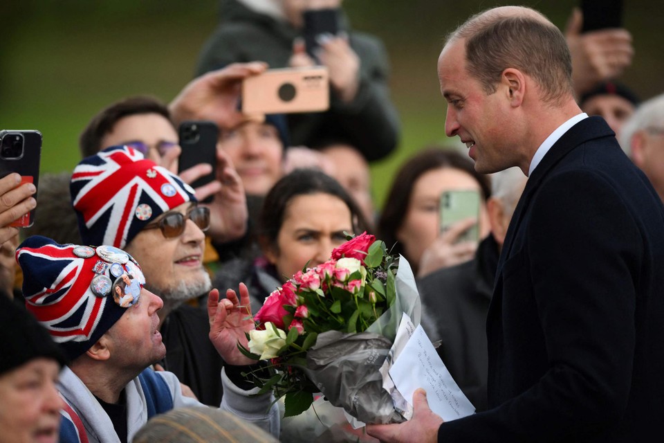 Kroonprins William spreekt het publiek toe. 