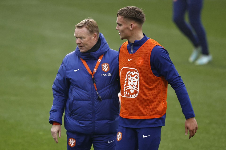 Nederlands bondscoach Ronald Koeman en Bart Verbruggen.