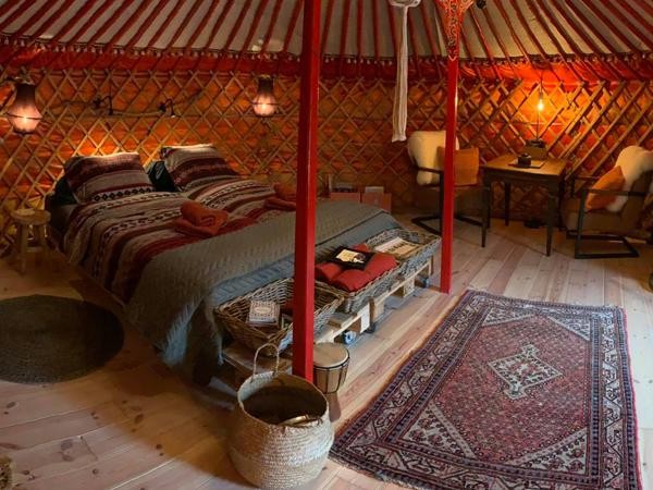 De trots van de tuin is de yurt, een ronde tent uit Mongolië.  
