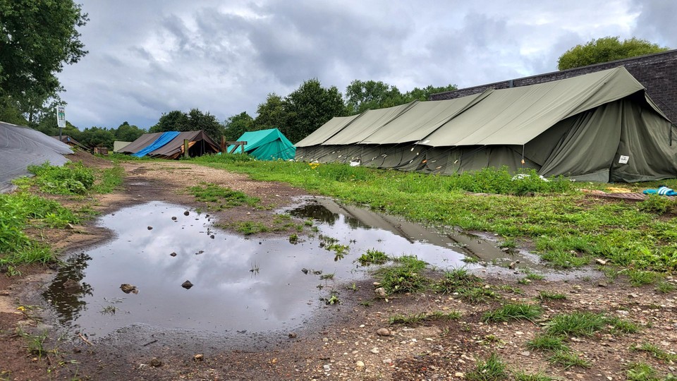 Het kampterrein ligt er een halve dag na de zondvloed nog behoorlijk zompig bij, de tenten zijn binnen nog nat.