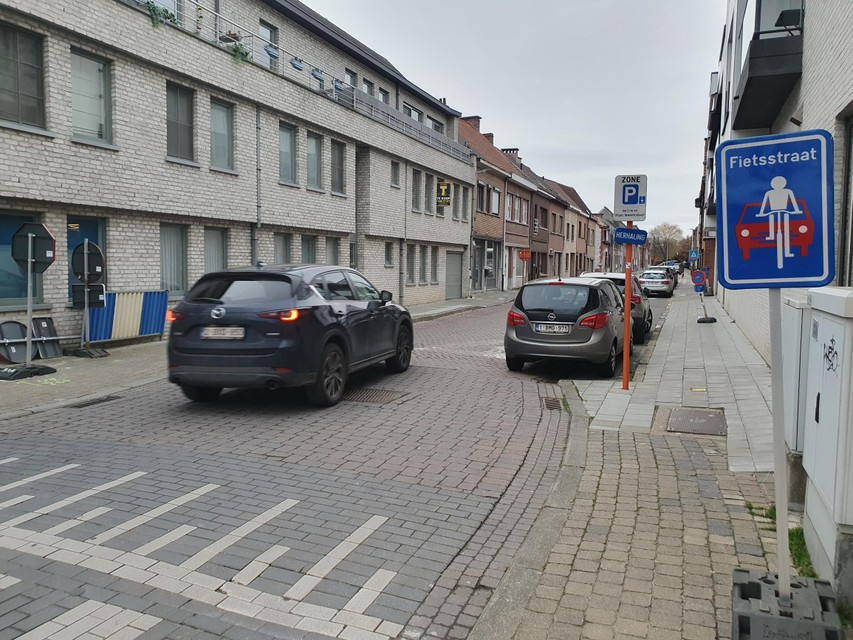 Ook de Wezenstraat wordt nu een fietsstraat. De wegmarkeringen moeten nog worden aangebracht.