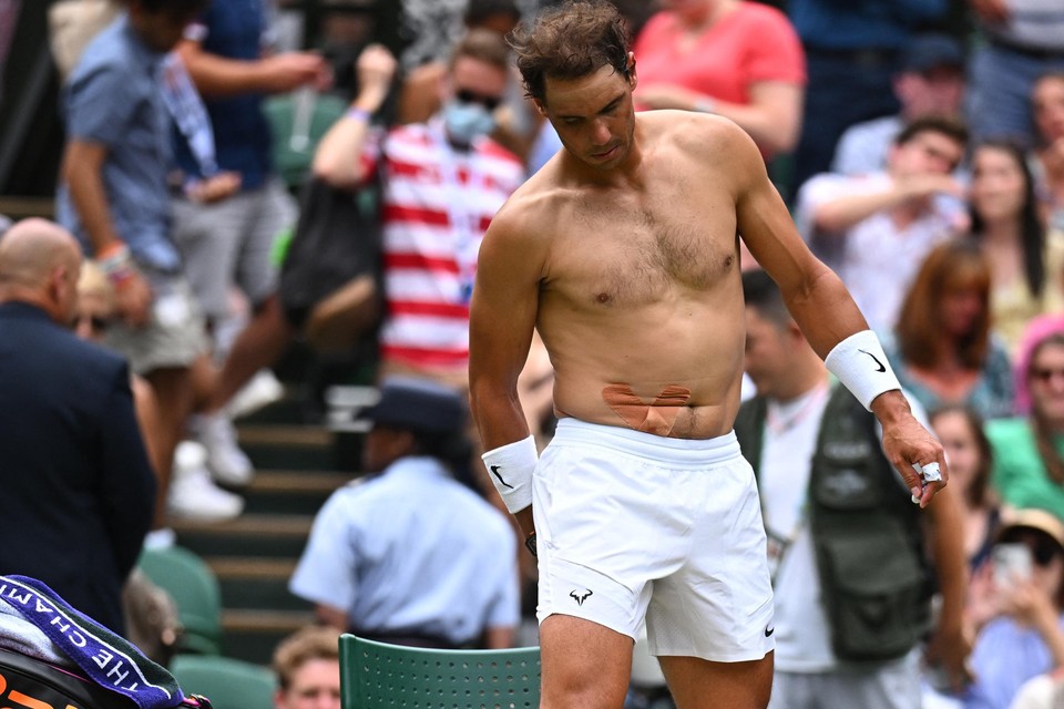 Rafael Nadal met tape op zijn buikspieren in de kwartfinales op Wimbledon. Hij zou verstek geven voor de halve finale. 