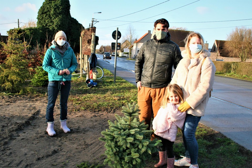 De familie Reyniers leverde haar kerstboompjes in bij initiatiefneemster Seline Somers (links). 