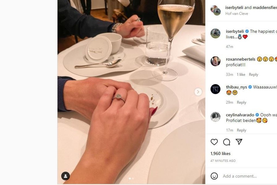 Met deze foto op Instagram kondigden Eli Iserbyt en Fien hun verloving aan. 
